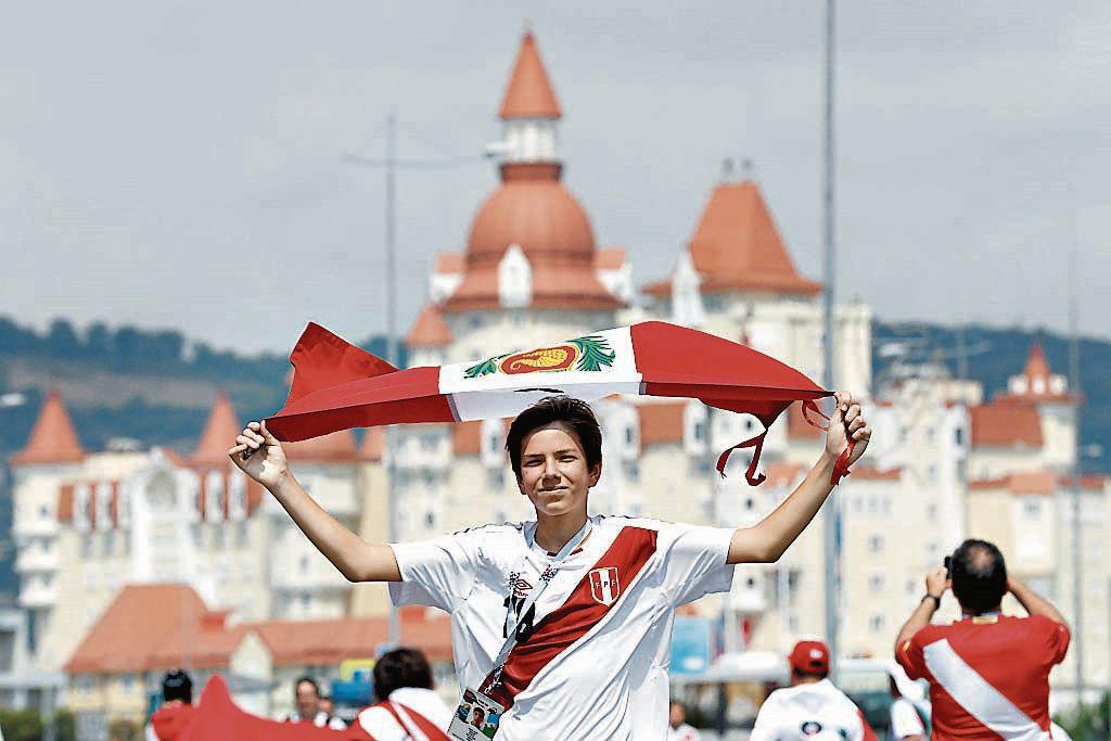 Los hinchas peruanos gastaron, en su conjunto, alrededor de US$ 560,000 en los recintos deportivos de Rusia 2018. (Foto: AFP)