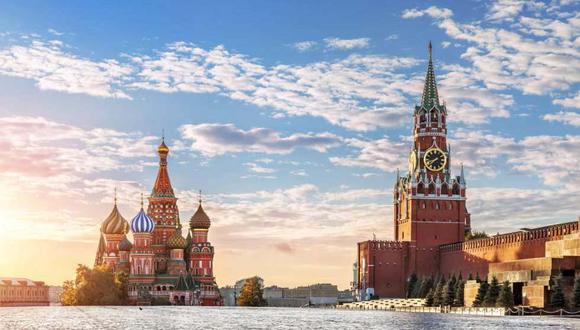 MOSCÚ (RUSIA). La principal edificación del Kremlin es la Torre Spásskaya (torre del Salvador), que se remonta al siglo XV. Entonces era la mitad de alta, pero dos siglos más tarde se le añadieron los pisos que hoy le otorgan 70 metros de altura. A mediad