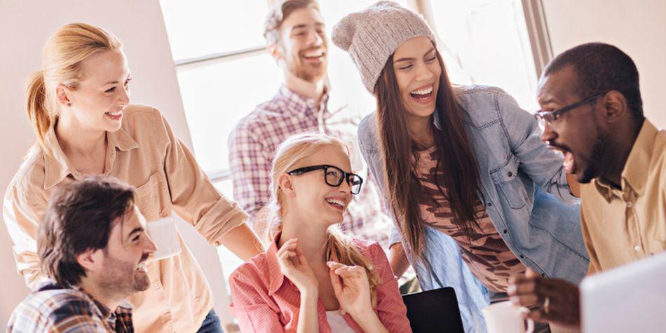 Hacer chistes en el trabajo puede hacer que las personas parezcan más competentes. (Foto: Shutterstock)