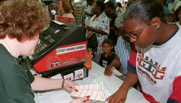 Una personas comprando un boleto de Powerball en la tienda Boulevard Discount en Whiting, IN (Foto: Jeff Haynes / AFP)
