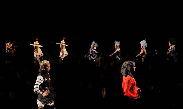 Foto 7 | Las blusas y los pantalones estilo kimono, las faldas vaporosas y veraniegas con aperturas en los laterales, y sobre todo, los gorros y camisas típicas del clásico marinero también estuvieron muy presentes en el show de Desigual.