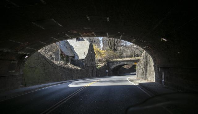 Más de 40 millones de visitantes llegan al Central Park cada año, y un enjambre de personas los recibe para venderles comida u ofrecerles paseos en bicitaxis o shows de breakdance. (AP Photo/Wong Maye-E).