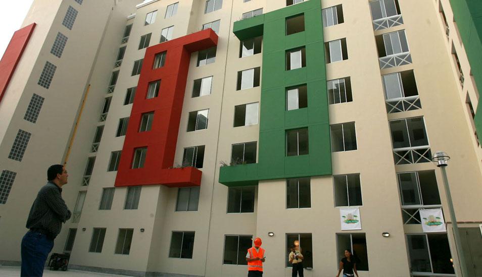 Foto 5 | Si encontraste la ubicación ideal para ti y tu familia, el siguiente paso es investigar la reputación de la empresa inmobiliaria. Esta información te ayudará a saber su experiencia en el mercado, los proyectos culminados y entregados y la relación con los clientes en otras obras realizadas. Ello te brindará la seguridad y confianza de que tratarás con una empresa confiable. (Foto: Andina)