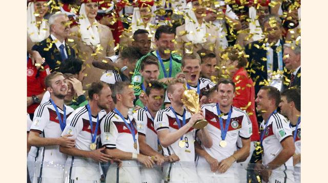 El capitán de Alemania Philipp Lahm levanta el trofeo de la Copa del Mundo. (Foto: Reuters)
