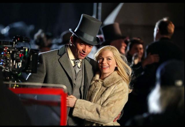 FOTO 4 | "El gran Showman”, US$ 13,8 millones.
Estados Unidos, siglo XIX. P.T. Barnum (Hugh Jackman) acaba de perder su trabajo de oficinista porque la empresa para la que trabajaba se ha ido a la bancarrota. Deseoso de ofrecer a su esposa Charity (Michelle Williams) y a sus dos hijas la vida que siempre les había prometido, Barnum se embarca en un proyecto colosal: crear un gran y asombroso espectáculo circense. Para ello, este inventor del show bussines buscará artistas únicos, desde enanos, a mujeres barbudas, equilibristas y toda clase de shows imaginativos. Su lema: para hacer algo nuevo hay que hacer algo poco convencional.   (Foto: IMDB)