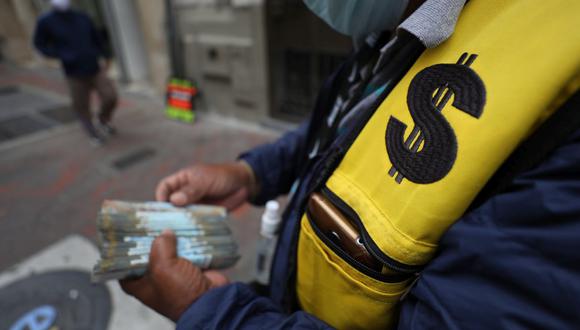 En el mercado paralelo o casas de cambio de Lima, el tipo de cambio se cotiza a S/ 4.005 la compra y S/ 4.030 la venta de cada dólar. (Foto: Julio Reaño / GEC)