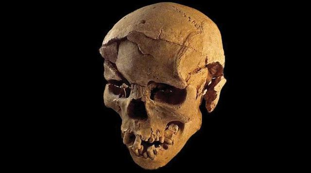 La primera guerra de la Historia. Un equipo de investigadores del Centro Leverhulme de Estudios Evolutivos Humanos, de la Universidad de Cambridge, encontró en Nataruk, Kenia, a solo 30 kilómetros del lago Turkana, los huesos fosilizados de un grupo de ca