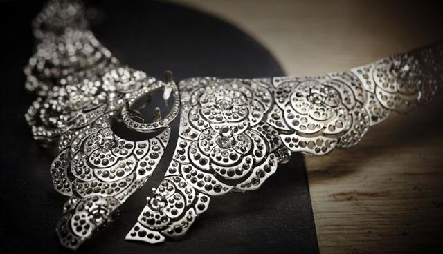 FOTO 6 | Estos detalles de alta costura ahora se han transformado en creaciones de joyas, capturadas en oro y piedras preciosas, y terminadas con sutiles gradaciones en gris y oro. (Foto: Chanel)