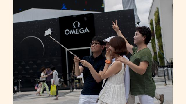 El Selfie Stick. Ante el fenómeno cultural de los ‘selfies’, muchas compañías aprovecharon el momento y lanzaron sus dispositivos para facilitar la toma de estas fotografías. (Foto: Getty)