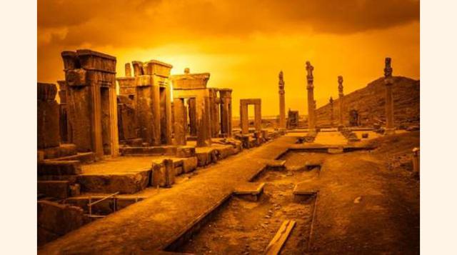 IRÁN La República de Irán dispone de 21 lugares declarados Patrimonio de la Humanidad y 20 son zonas culturales de gran interés como es el caso del conjunto arqueológico de Persepolis, uno de los más grandes del mundo.