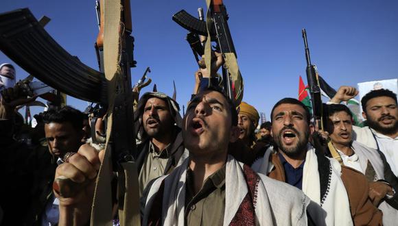 Gente grita consignas y sostiene armas durante una protesta en Saná, Yemen, el 12 de enero de 2024, tras los ataques aéreos de Estados Unidos y el Reino Unido contra emplazamientos militares hutíes. (Foto de EFE/EPA/YAHYA ARHAB)