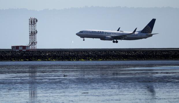 Delta Air Lines Inc. comenzó a bloquear los asientos intermedios en las cabinas de sus aviones, excepto en primera clase, a principios de este mes, y los cambios se ampliaron hasta el 30 de junio. (Foto: AFP)