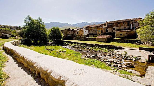 8. Hervás, Cáceres, Extremadura, España. Érase una vez una de las juderías mejor conservadas de España, hasta el punto que hoy en sus calles aún se pueden comprar auténticas piezas de repostería _koshe_r. Piérdete por sus ensortijadas callejuelas hasta ll