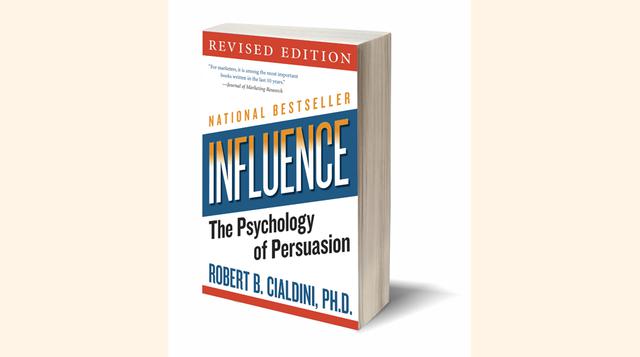 Influencia (Influence), Robert Cialdini. Este libro habla sobre cómo persuadir a las personas a hacer cosas y cómo defenderse de los intentos de persuasión. “He usado este libro en Stanford por 25 años, y docenas de mis estudiantes me han dicho, años desp