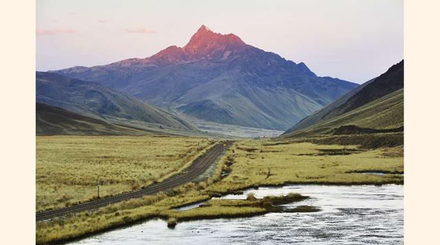 Belmond Andean Explorer, Perú; Comienza en mayo de 2017, el primer tren con cama de Sudamérica recorrerá uno de los caminos más altos del mundo, a través de las montañas peruanas, el lago Titicaca y Cuzco.(foto: Richard James Taylor).