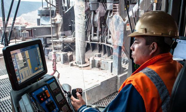 Southern Copper, controlada por Grupo México, reportó que casi triplicó su utilidad en el cuarto  trimestre, debido principalmente a los mayores precios del metal rojo y un aumento en su producción. Southern Copper prevé elevar este año su capacidad de pr