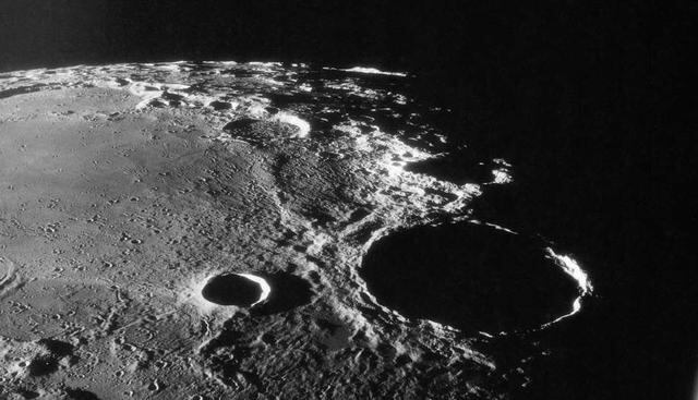 FOTO 7 | La casa de subastas Sotheby's de Nueva York vendió por US$ 1.8 millones una bolsa con restos de polvo lunar utilizada por Armstrong. La bolsa podría ser la única muestra de material lunar que se encuentra legalmente en manos privadas, ya que la mayor parte del equipamiento del Apolo 11 se conserva en la colección nacional del Museo Smithsonian de Washington. (Foto:NASA)