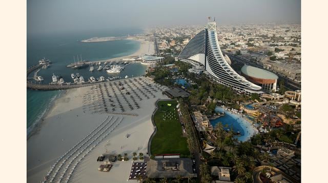 Uno de los hoteles es el Jumeirah Beach Hotel, que cuenta con 1.598 habitaciones, 20 restaurantes y bares, junto con 364.000 pies cuadrados de playa.