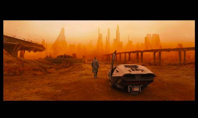 FOTO 5 | MENOS POESÍA Y MÁS ESPECTÁCULO.- "Blade Runner 2049" es hija de su tiempo, en el sentido de que nace como una superproducción hollywoodiense pensada para impactar en taquilla, mientras que pierde parte de la poesía y sugerencia que tení