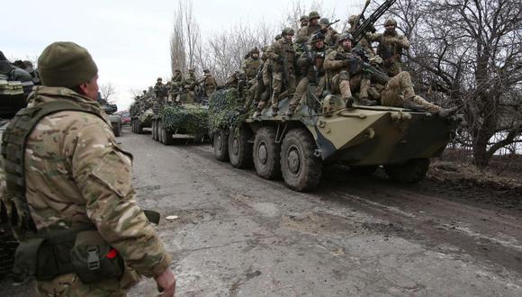 Militares de Ucrania se preparan para repeler un ataque de Rusia. (ANATOLII STEPANOV / AFP).