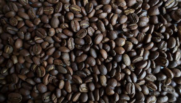 El informe señaló que los precios del café están bajando en Estados Unidos debido a la competencia, la presión de los minoristas y la preocupación por la baja confianza de los consumidores. (Foto de Raul ARBOLEDA / AFP)