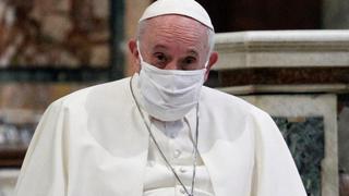 El papa Francisco usa mascarilla por primera vez en servicio público 