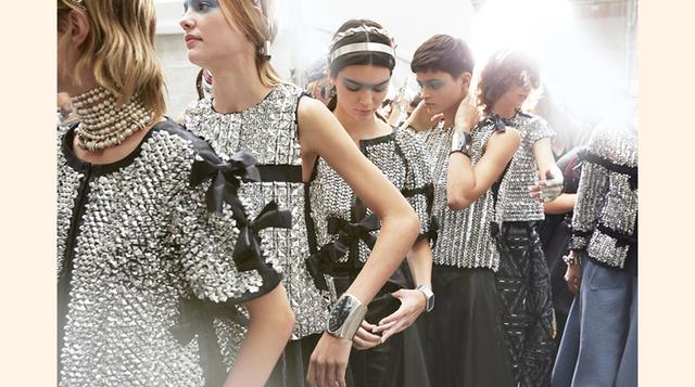 Curiosas las chaquetas cortas, tipo bolero, con faldas pantalón en denim; los crop rop bordados de strass con lazos coordinados con faldas pantalón de cuero. (Foto: chanel)