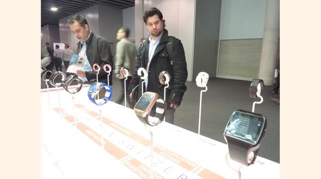 Asistentes al MWC observan los relojes inteligentes presentados por diferentes empresas. (Foto: Javier Parker)