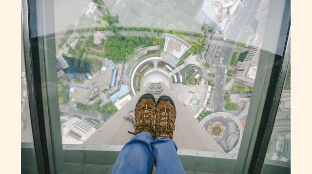 FOTO 5 | En la Torre Perla Oriental, una torre de radio y de televisión en Shanghái, el público puede visitar dos plataformas de observación a alturas de 263 y 350 metros y cenar en un restaurante giratorio elevado a 267 metros sobre la tierra. En la plataforma de observación más alta hay un suelo de vidrio.