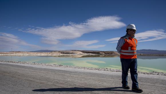 Un visitante observa un lago de salmuera en una mina de litio de Sociedad Química y Minera de Chile (SQM) en el salar de Atacama en el desierto de Atacama, Chile, el miércoles 29 de mayo de 2019. Photographer: Cristobal Olivares/Bloomberg