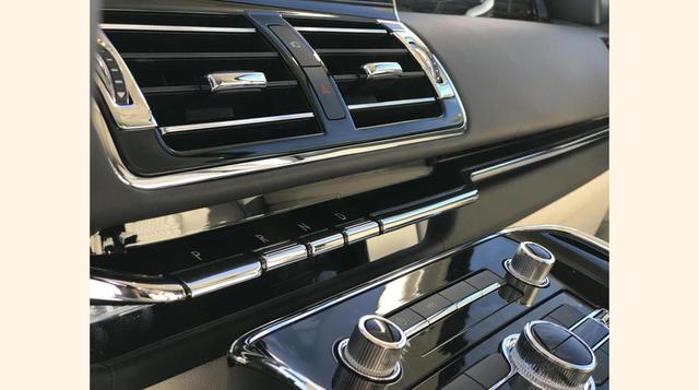FOTO 7 | Lincoln inisiste en utilizar botones para seleccionar las posiciones de la transmisión, sin embargo en la Navigator usó por primera vez botones tipo tecla de piano que ofrecen una operatividad más fácil e intuitiva.
