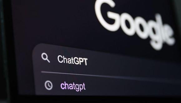 ChatGPT se posicionó rápidamente como el chatbot de IA más usado, pero el furor se ha desvanecido.