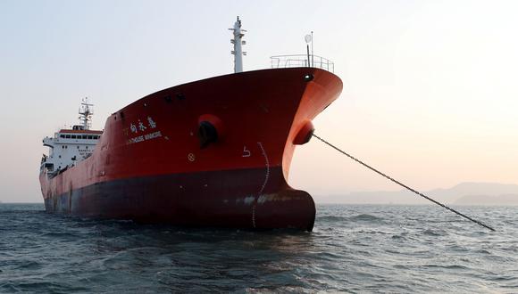 La embarcación puede transportar 5,100 toneladas de petróleo y tiene una tripulación compuesta mayormente de individuos de China y Myanmar. (Foto: Reuters)