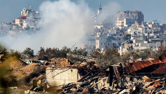 Humo se eleva durante el bombardeo israelí en la Franja de Gaza, fotografiado desde una posición a lo largo de la frontera en el sur de Israel el 4 de enero de 2024. (Foto: AFP)