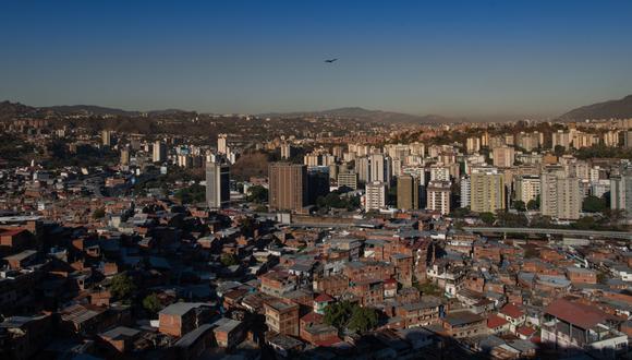 Edificios en el barrio de Petare de Caracas, Venezuela, el domingo 20 de febrero de 2022. Un improbable repunte económico está atrayendo de regreso a algunos de los 6 millones que huyeron de Venezuela. Photographer: Gaby Oraa/Bloomberg