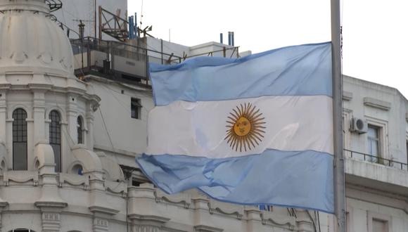 El hundimiento histórico del peso, que el lunes llegó a registrar una baja de 24%, se tradujo en pérdidas para algunos propietarios de tiendas en Argentina.