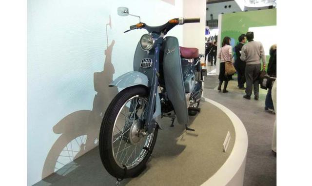 Honda Super Cub. Primera Generación (1958),. En fabricación continua desde 1958, con usa producción que superó los 60 millones en el 2008, el Super Cab es el vehículo motorizado de mayor producción de la historia.