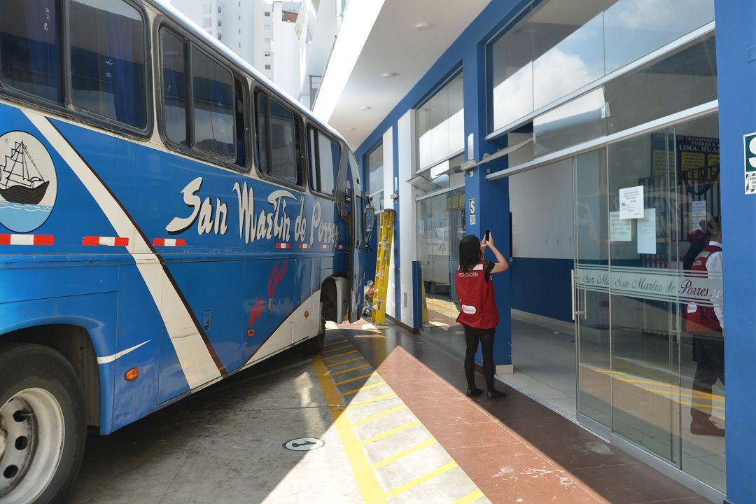 Fiscalizadores del Indecopi visitaron ayer el local de la empresa de transportes San Martín de Porres. (Foto: Difusión)