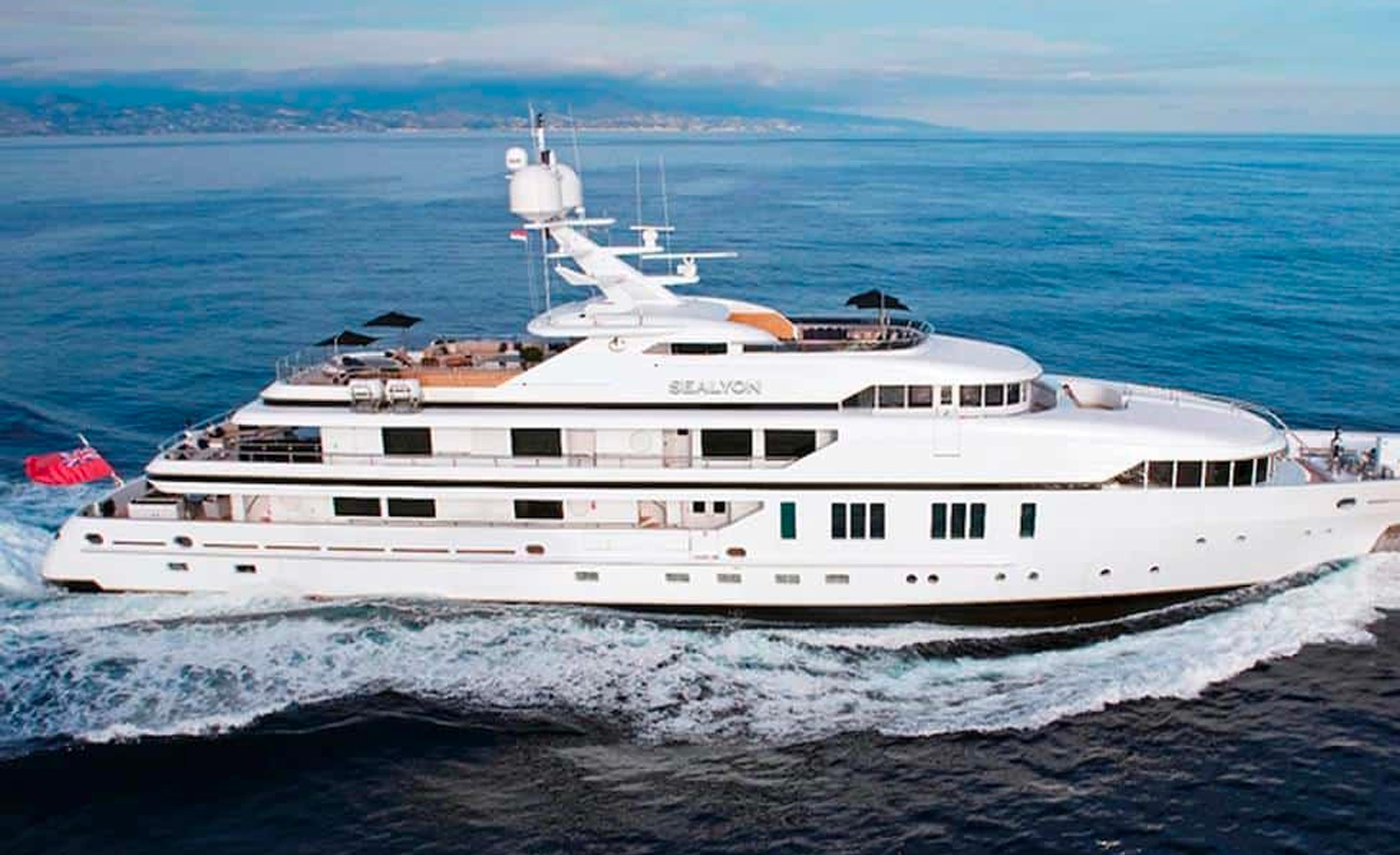 FOTO 1 | 10. Sealyon. El súper yate “Sealyon” de 62 metros (203 pies) de largo tiene una de las mejores terrazas.
El diseño interior realizado por Candy&Candy ha ganado diversos premios como World SuperYacht, International Yacht y SBID Design Awards.
La terraza de dos niveles cuenta con una cama circular para ofrecer la mejor vista durante la navegación. Los huéspedes siempre comen alimentos frescos preparados por el chef a bordo. En la terraza encuentras un bar y un jacuzzi. (Foto: Yacht Harbour)