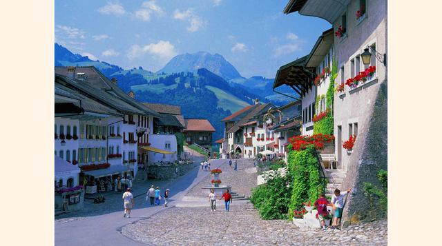 Gruyères, Suiza,el idílico pueblo de Gruyères es famoso por ser dulcemente bucólico y a la vez fantásticamente excéntrico. Son exquisitas las cálidas tardes tomando una raclettede queso gruyère y unas frambuesas con mucha nata y merengue en el restaurante
