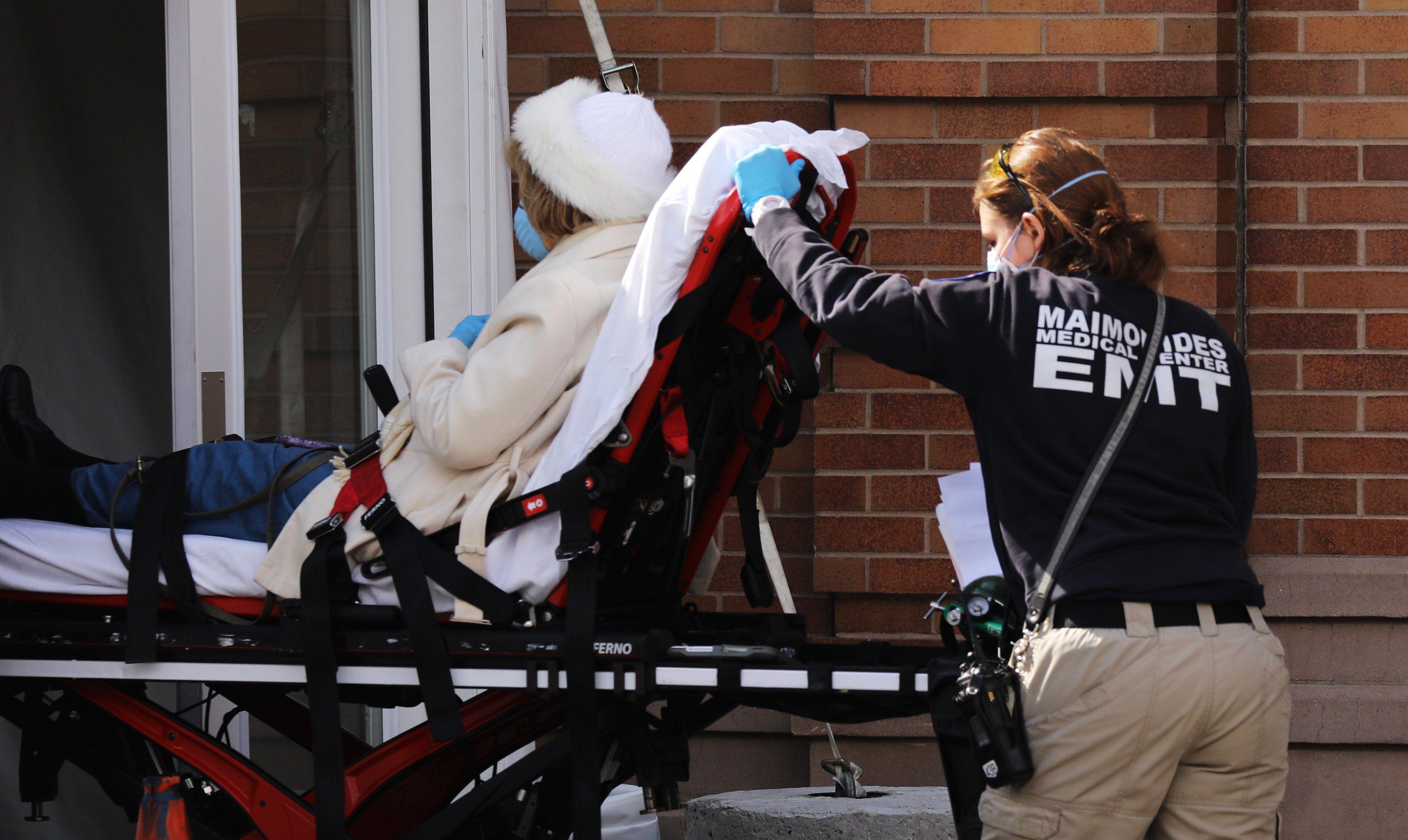 Personal sanitario evacúa a una persona enferma de coronavirus en Nueva York. (Spencer Platt/Getty Images/AFP).