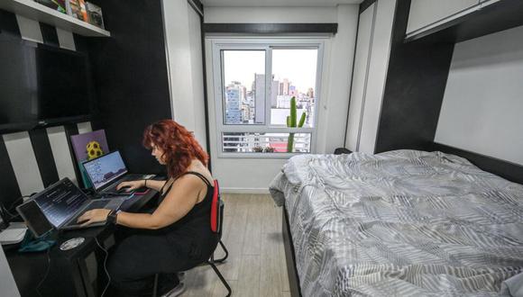 Lara Maia trabaja con su ordenador en su microapartamento de 16 metros cuadrados en el centro de Sao Paulo (Foto: AFP)