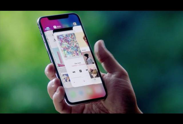 Foto 7 |  iPhone 2018. Con el iPhone X, Apple emprendió un viaje sin retorno. Es el iPhone del décimo aniversario y no podía ser uno más, así que la compañía apostó por varias características arriesgadas, empezando por el Face ID. La supresión del Touch ID no ha estado libre de problemas, aunque finalmente los usuarios se han acostumbrados.
Sin embargo, el iPhone X no ha funcionado comercialmente como se esperaba, así que es posible que Apple decida dar un paso atrás en algunos de sus intentos. Sabemos poco o nada del nuevo iPhone de 2018, así que sólo nos limitaremos a señalar las cosas que son probables y las que no.
Por ejemplo, es un hecho que la realidad aumentada y ARKit claramente van a continuar formando parte del portfolio de Apple, así que sean cuales sean los smartphones que la marca tiene preparados para este año, vendrán incluidos en ellos.
Otra prestación irrenunciable ya es la pantalla sin marcos, aunque no tiene por qué ser OLED. Samsung ha hecho el agosto vendiendo estos paneles a Apple para el iPhone X, aunque no es una característica a la que el fabricante no pueda decir adios.
Si el A11 Bionic es el chip del último iPhone, casi con total seguridad veremos este año el A12.