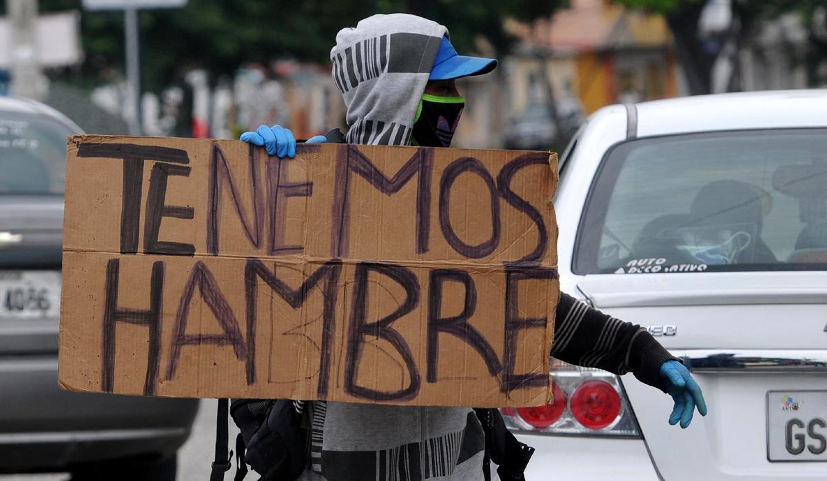 El salario mínimo legal en Venezuela que devenga la mayoría de los trabajadores se ubica hoy, al cambio en la tasa oficial, en US$ 1.93 mensuales, el nivel más bajo al que ha llegado este monto en lo va de siglo. (Foto referencial: AFP/José Sánchez)