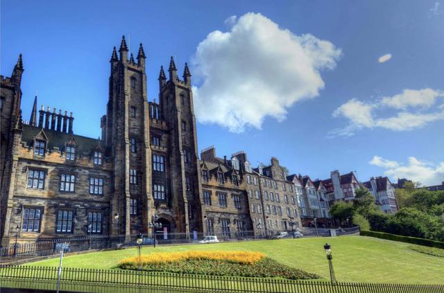 FOTO 23= | Universidad de Edinburgo, Escocia. Con más de 500 programas de pregrado y 300 de posgrado, la universidad multidisciplinaria cuenta con bastantes Premios Nobel e innovadores entre sus exalumnos. Estudiantes: Más de 28,000.
