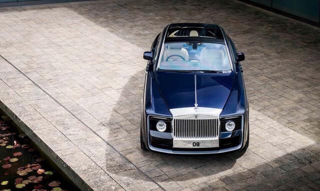 Por delante, el Sweptail posee una enorme parrilla, nuevos faros y un parachoques rediseñado.