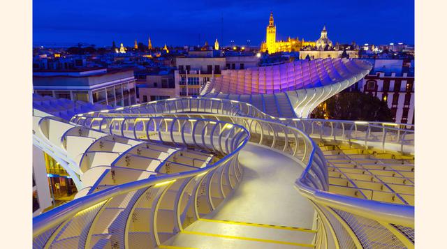 METROPOL PARASOL, SEVILLA. Los sevillanos las llaman las Setas de la Encarnación. Inaugurado en 2011, fue proyectado por el arquitecto berlinés Jürgen Mayer. Sus seis parasoles están construidos en hormigón y madera de abeto.