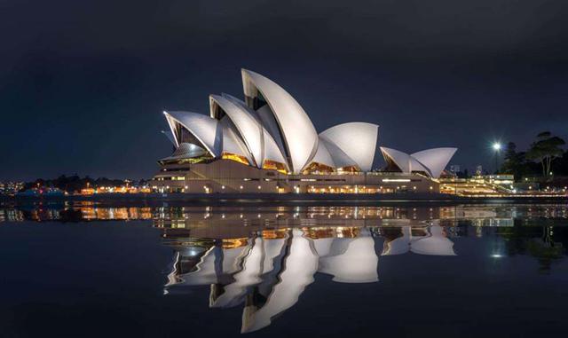 ÓPERA DE SÍDNEY, AUSTRALIA. Su tejado es formado por una serie de grandes conchas y fue creado para ofrecer a la ciudad un local adecuado para presentaciones musicales y teatrales. El edificio fue declarado Patrimonio de la Humanidad en 2007.