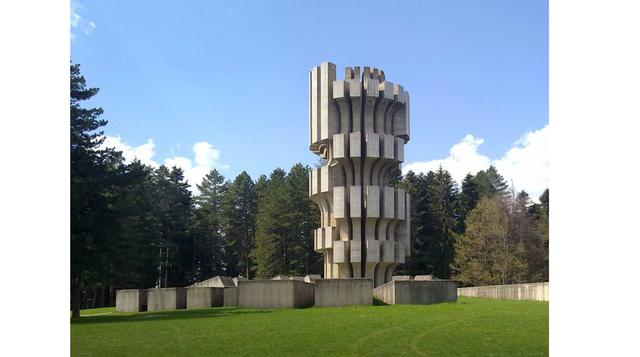 Otro monumento fue construido en Bosnia por el mismo escultor que diseño de Croacia, con segmentos destinados a simbolizar la luz y la oscuridad.