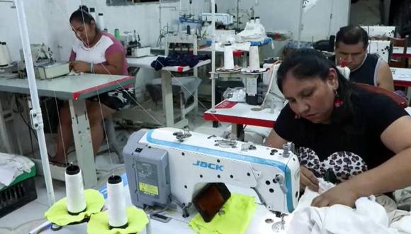 Lidia García, de 46 años y originaria de La Paz, trabajó sin sueldo durante meses para devolverle a la dueña del taller lo que esta decía haber pagado por su pasaje de autobús desde Bolivia. (Foto: EFE)